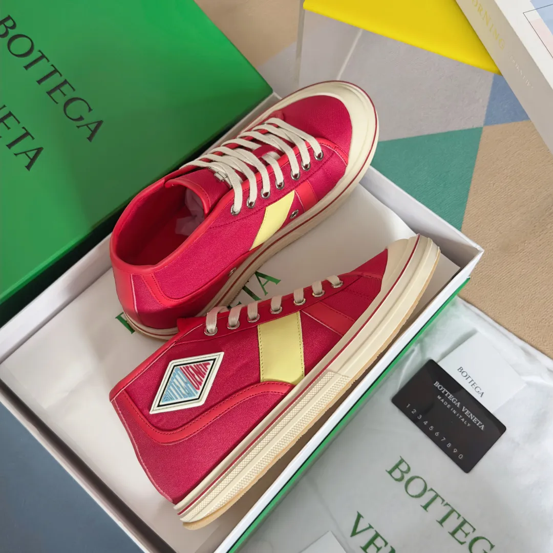 Top version: Couple model 580💰 Bottega Veneta Bottega Veneta BV’s latest Eliot series retro basketball shoes casual sports canvas shoes Bottega Veneta 2025 spring and summer show new shoes Eliot is on the market. Inspired by retro basketball sneakers, the color combination highlights youthful vitality and perfectly interprets the theme of youth and childlike innocence. The details are also very particular. The summer canvas brings excellent durability and comfort. Designs such as calfskin trim, rubber toe caps and hand-painted retro red lines are full of retro feel. The round toe and convex sole add a modern feel. Exquisite packaging at the delivery counter🛍📦 ▪️Fabrics: Original customized high-density canvas + cowhide ▪️Inner lining: Original customized breathable canvas ▪️Sole: Original open-molded anti-slip TPU material ▪️Sole thickness: 3CM ▪️Size: Women’s 35-41 / [Men’s 39-45 pre-sale]